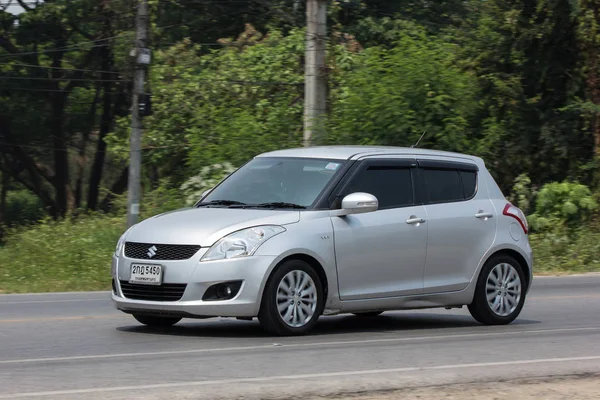 Chiang Mai, Tayland - 20 Nisan 2018: Özel Eko kent araba Suzuki Swift. Fotoğrafa yol no.121 8 km şehir merkezine Chiangmai, Tayland.