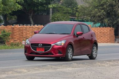 Chiang Mai, Tayland - 24 Nisan 2018: Özel Eko Kiralık Mazda 2. Yol no.1001 Chiangmai iş alanı 8 km.