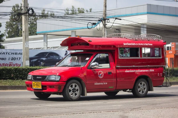 Красное такси Чианг Май. Служба в городе и вокруг — стоковое фото