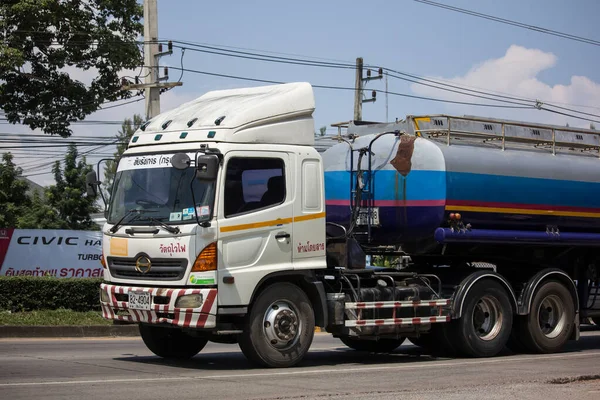 Масло вантажівка Бун Thawee Maeram нафти транспортної компанії. — стокове фото