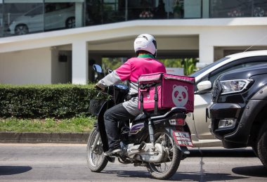 Teslimat hizmeti adam bir Motercycle gıda Panda binmek