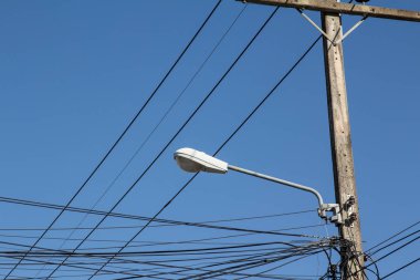 Sokak lambası elektrik direğinde