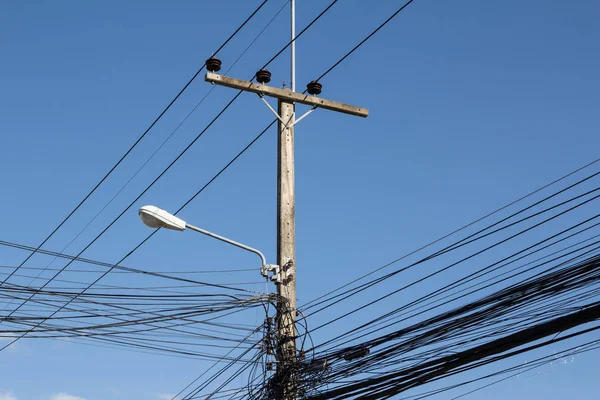 Farola en poste de electricidad —  Fotos de Stock