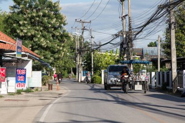 Trafik ve araba yolda. 