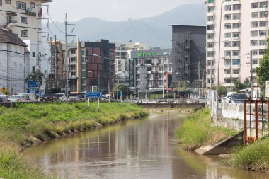 121 numaralı yolda araba ve trafik var.