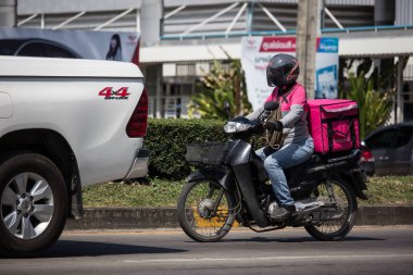 Teslimat hizmeti adam bir Motercycle gıda Panda binmek