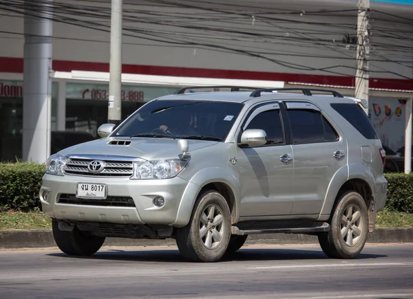 Voiture privée Toyota Fortuner Suv . — Photo