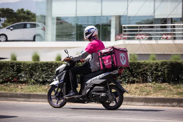Servicio de entrega hombre montar un Motercycle de Alimentos Panda — Foto de Stock