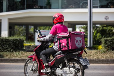 Teslimat hizmeti adam bir Motercycle gıda Panda binmek