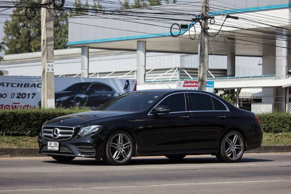 Luksusowy samochód biały Mercedes Benz C300 — Zdjęcie stockowe