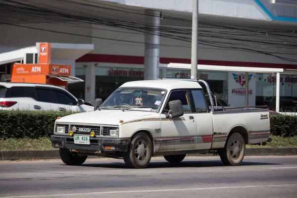 Личный автомобиль Isuzu TFR Old Pickup . — стоковое фото