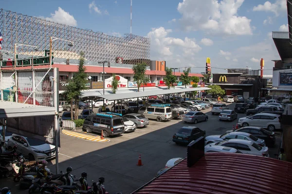 Mee Choke Plaza. Praça moderna na periferia urbana da cidade de chiangmai — Fotografia de Stock