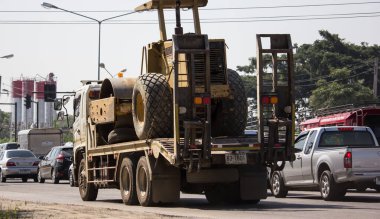 Kamyonda Özel Cat kazıcı.