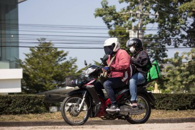 Teslimat servisi adam Grab Gıda bir Motercycle binmek