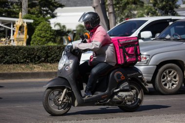 Teslimat hizmeti adam bir Motercycle gıda Panda binmek