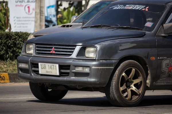 民間の古いピックアップ車、三菱ストラーダ. — ストック写真