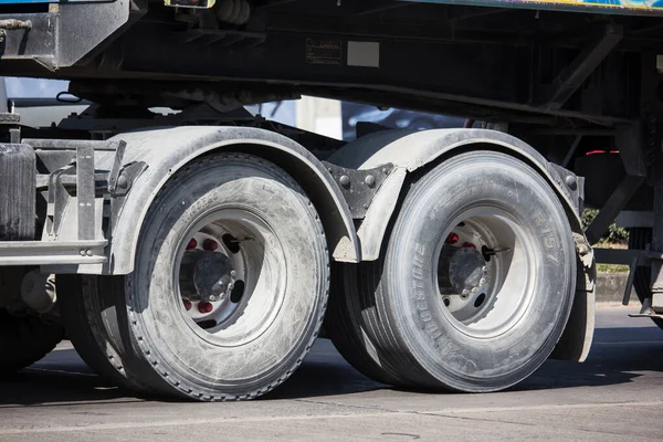 Wiel van Nissan Ud Vrachtwagen. — Stockfoto