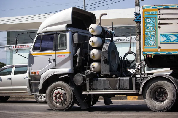 Privé oude Nissan Ud lading vrachtwagen. — Stockfoto