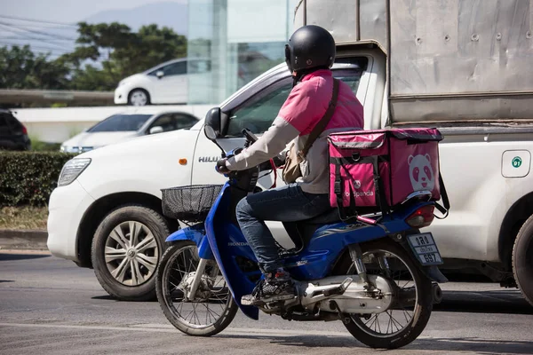 Servicio de entrega hombre montar un Motercycle de Alimentos Panda — Foto de Stock