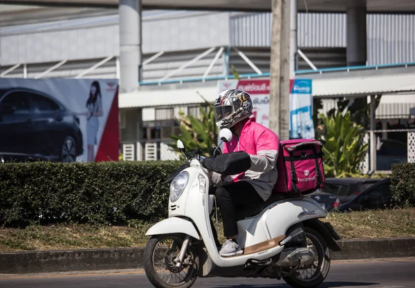 Курьер ездит на мотоцикле пищевой панды — стоковое фото