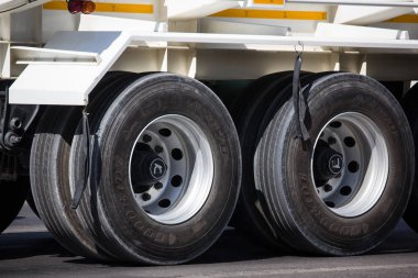 Özel Isuzu kamyon Unic vinç ile. 