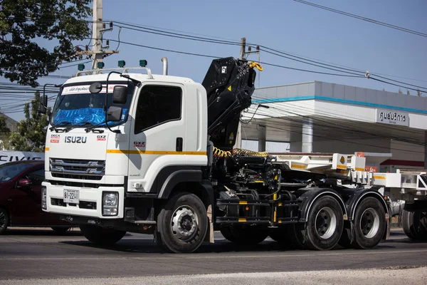 Caminhão privado Isuzu com guindaste Unic . — Fotografia de Stock