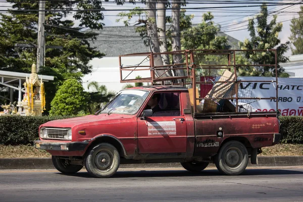 Privat bil Mazda familjen mini plocka upp truck. — Stockfoto