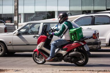 Teslimat servisi adam Grab Gıda bir Motercycle binmek