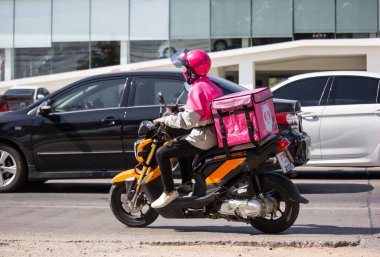 Teslimat hizmeti adam bir Motercycle gıda Panda binmek