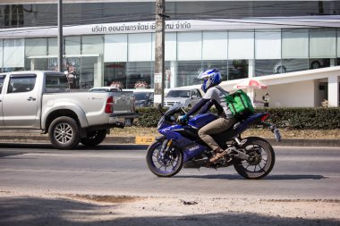 Teslimat servisi adam Grab Gıda bir Motercycle binmek