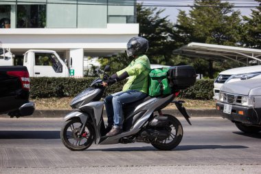 Teslimat servisi adam Grab Gıda bir Motercycle binmek