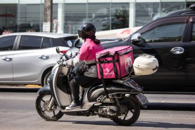 Teslimat hizmeti adam bir Motercycle gıda Panda binmek