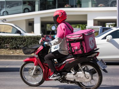 Teslimat hizmeti adam bir Motercycle gıda Panda binmek