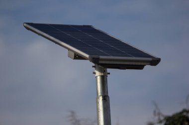 Yol ışığı için küçük güneş pili