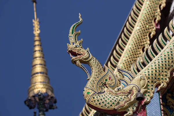 Tête de naga dorée dans le temple lanna thai — Photo