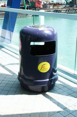 Çöp tenekesi dolusu Gıda ve Çevre Temizliği Departmanı 