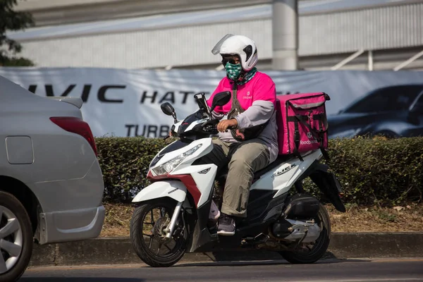 Teslimat hizmeti adam bir Motercycle gıda Panda binmek