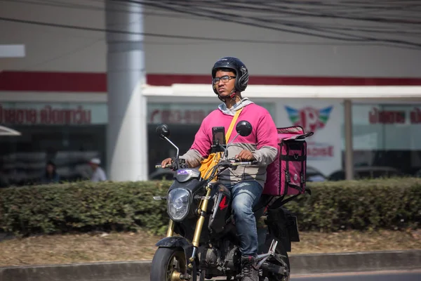 Курьер ездит на мотоцикле пищевой панды — стоковое фото