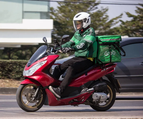 Lieferservice-Mann fährt Motorrad mit Grab-Essen — Stockfoto