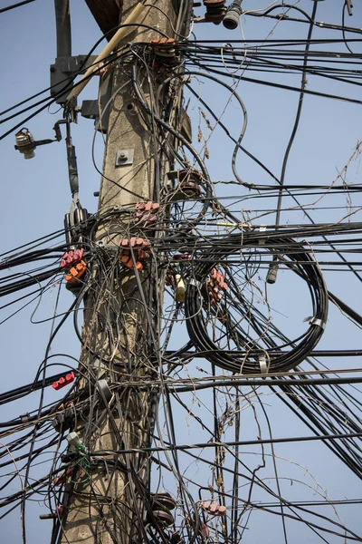 Unordentliche Strom Und Kabelverbindung — Stockfoto