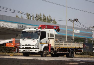 Chiangmai, Tayland - 12 Aralık 2019: Er Isuzu Crane Truck. 1001 no 'lu yolda. Chiangmai İş Alanından 18 km uzakta..