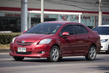 Chiangmai, Tayland - 12 Aralık 2019: özel Sedan arabası Toyota Vios. 1001 no 'lu yolda. Chiangmai İş Alanından 18 km uzakta..