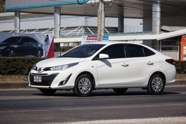 Chiangmai, Tayland - 16 Aralık 2019: Yeni özel sedan arabası toyota Yaris Ativ Eco Car. Fotoğraf 121 no 'lu yolda, Chiangmai Tayland şehir merkezinden yaklaşık 8 km uzaklıkta..