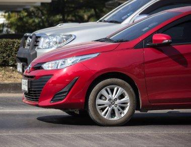 Chiangmai, Tayland - 16 Aralık 2019: Yeni özel sedan arabası toyota Yaris Ativ Eco Car. Fotoğraf 121 no 'lu yolda, Chiangmai Tayland şehir merkezinden yaklaşık 8 km uzaklıkta..