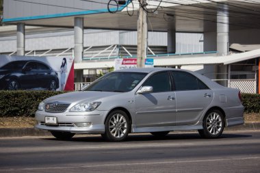 Chiangmai, Tayland - 16 Aralık 2019 Özel araba Toyota Camry. 1001 no 'lu yolda. Chiangmai İş Alanından 18 km uzakta..