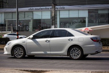 Chiangmai, Tayland - 24 Aralık 2019 Özel araba Toyota Camry. 1001 no 'lu yolda. Chiangmai İş Alanından 18 km uzakta..