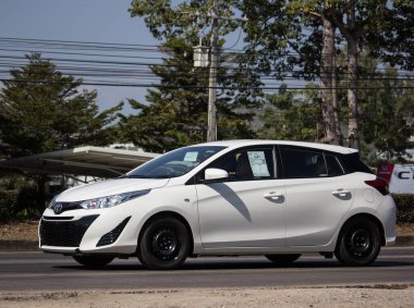 Chiangmai, Tayland - 7 Ocak 2020: Yeni özel araba toyota Yaris Hatchback Eco Car. Fotoğraf 121 no 'lu yolda, Chiangmai Tayland şehir merkezinden yaklaşık 8 km uzaklıkta..