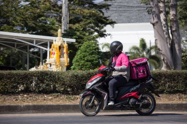 Chiangmai, Tayland - 7 Ocak 2020: teslimatçı Gıda Pandası Motercycle 'una biniyor. 1001 numaralı yolda, Chiangmai şehrinden 8 km uzakta..