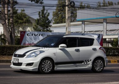 Chiangmai, Tayland - 7 Ocak 2020: Özel Eco şehri arabası Suzuki Swift. Fotoğraf 121 numaralı yolda, Chiangmai, Tayland 'a 8 km uzaklıkta..
