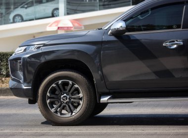 Chiangmai, Tayland - 7 Ocak 2020: özel araba, New Mitsubishi Triton kamyonet. 1001 no 'lu yolda, Chiangmai İş Alanından 8 km uzakta..